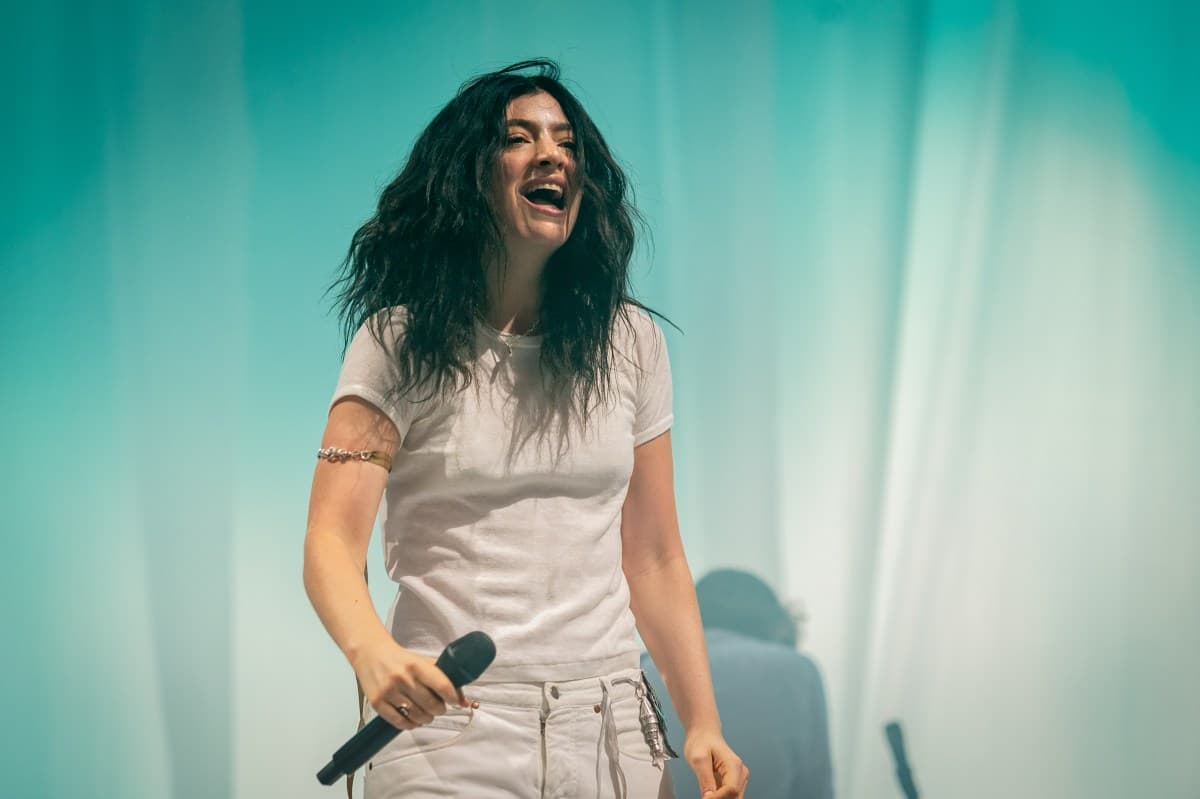 Lorde Declares AI Glasses Are “Not Sexy”